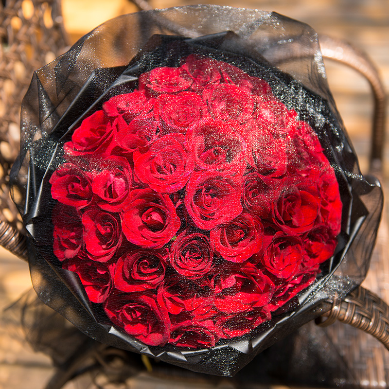 浪漫告白-33朵红玫瑰黑纱花束